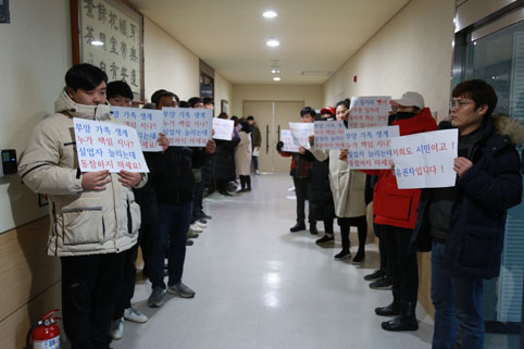 ▲ 지난 10일 당진학교급식지원센터 직영화에 반대하는 대책위원회가 당진시장실 앞에서 피켓 시위를 하고 있다.