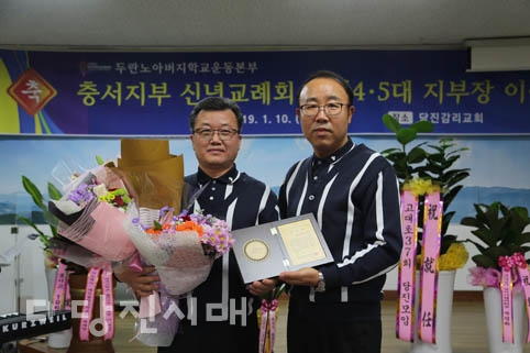 ▲ 이정래 신임지부장(오른쪽)