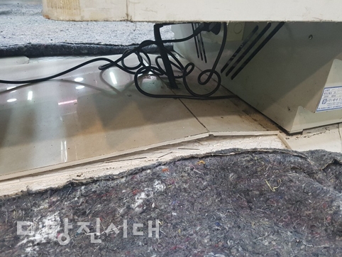 ▲ 당진전통시장 내 한 정육점 바닥, 타일에 균열이 발생했고 피해를 호소하고 있다.