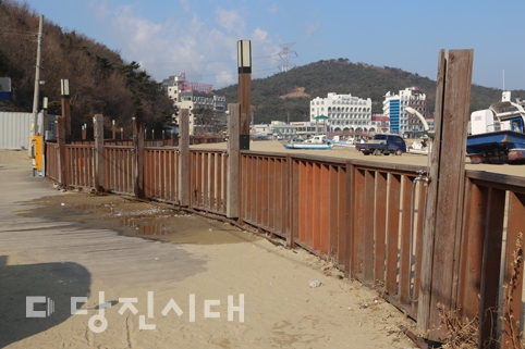 ▲ 왜목마을 해수욕장에 마련된 샤워기에서 수개월 째 물이 흐르고 있다.