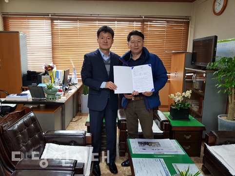 ▲ 순성면 광천리에서 청송농장을 운영하고 있는 심인섭 대표가 지난해에 이어 순성면에 이웃돕기 성금을 기탁했다.