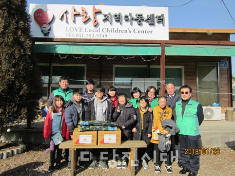 ▲ 당진1동 새마을협의회·부녀회(회장 서순원·이순희)가 지난달 28일 형편이 어려운 이웃 42가정과 경로당 16개소, 복지시설 3개소에 떡국떡을 전달했다.