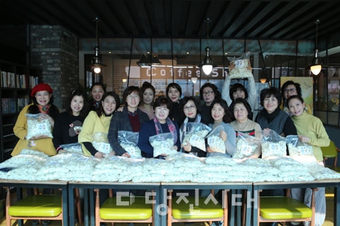 ▲ 한국부인회 당진지회(회장 김종선) 회원들이 십시일반 모은 쌀로 만든 떡국떡을 당진지역 소외이웃들에게 지난달 30일 전달했다.