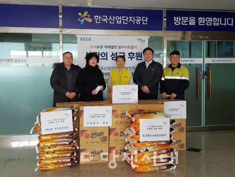 ▲ (주)대한피엔씨·현대호이스트·알테크노메탈·생고뱅이코리아가 송악읍 6개 마을에 350만 원의 지원금을 전달했다. 또한 NH농협 부곡공단지점이 각 경로당에 당진해나루쌀 등의 물품을 전했다.