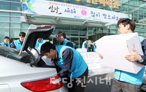 ▲ 현대제철이 지난달 30일 1700만 원 상당의 전통시장상품권과 4만원 상당의 선물 400세트 등을 지역민 400가구와 32개 복지시설에 전달했다.