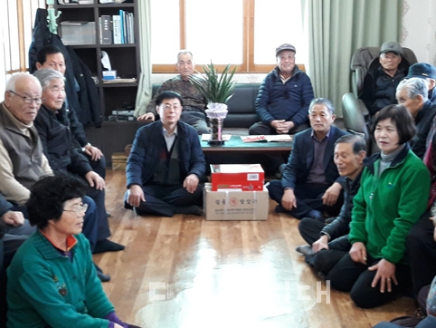 ▲ 새마을지도자 당진3동협의회·부녀회(회장 김성권·연영식)가 지난달 30일 17개 경로당에 각각 가래떡 10kg과 라면을 전달했다.