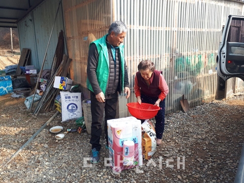 ▲ 새마을지도자 대호지면협의회·부녀회(회장 정재일·최길자)가 지난달 27일 조금리와 사성1리에 거주하고 있는 독거노인 4명에게 생필품을 전달했다.