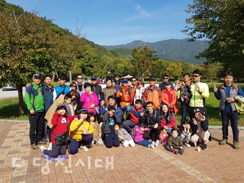 ▲ 지난해 회원 및 회원 가족들과 함께 고창 선운사로 가을산행을 진행했다.