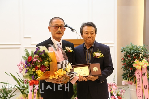 ▲ 충청남도복싱협회 제24대 회장으로 이재영(왼쪽) 전 당진시복싱협회장이 취임했다.
