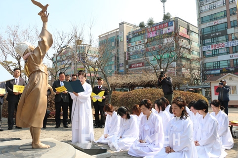 ▲ 당진평화의소녀상 기념사업회가 당진 평화의 소녀상 제막식 3주년을 맞이해 지난 1일 기념사업회 기자회견과 함께 영화 상영을 진행했다.