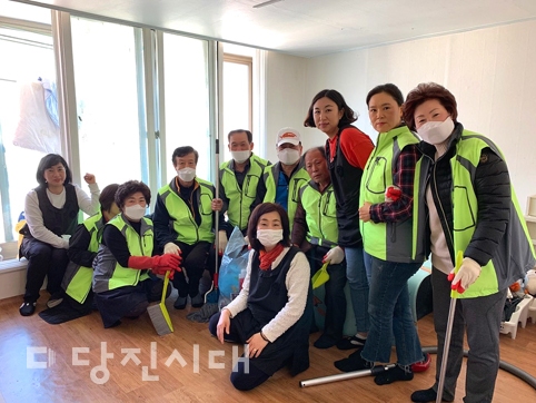 ▲ 지난 14일 당진2동지역사회보장협의체, 행정복지센터 직원, 봉사단체 정리의달인이 지역 주거취약가구를 방문해 청소봉사를 진행했다.