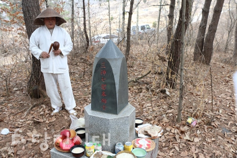 ▲ 지난 11일 무영탑에서 제를 올리고 있는 순성면 성북리 이대수 씨