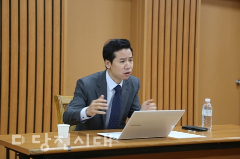 ▲ 극단 당진 류희만 대표가 기자회견을 열고 본지 기사에 대해 해명하고 있다.