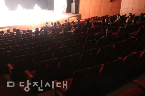 ▲ 지난해 11월 17일 울산시어터예술단이 연극 ‘나는 각설이로소이다’를 공연했던 당시 객석이 거의 비어 있다.