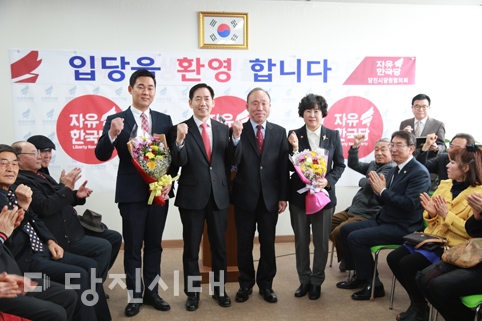 ▲ 이종현 전 충남도의원과 문선이 해나루시민학교장, 김왕팔 송악읍청년연합회 부회장 등이 자유한국당에 복당하고 기자회견을 개최했다.
