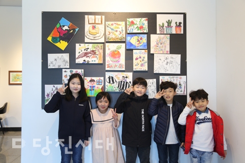 ▲ 갤러리카페 안스갤러리에서 톡톡아트 꼬마작가들 전시회가 이달 말까지 개최된다.