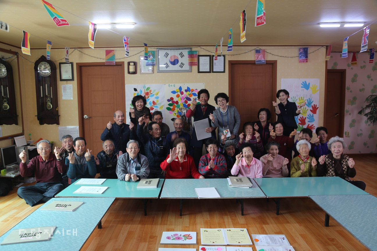 ▲ 지난 27일을 마지막으로 속사경로당 노인 대상 노인미술집단상담 프로그램이 끝났다.