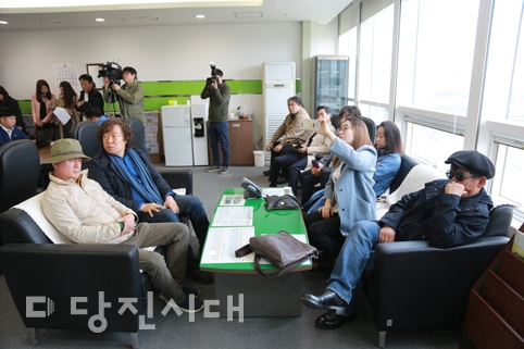 ▲ 당진문화연대가 지난 18일 당진시청 브리핑실에서 기자회견을 열고 극단 당진의 보조금 특혜 및 횡령 의혹에 대한 문제를 제기하며 감사원에 감사를 청구했다.