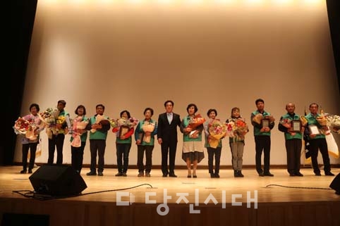 ▲ 지난 22일 새마을운동 당진시지회가 새마을운동 제창 49주년을 기념하는 제9회 새마을의 날 기념식을 열었다.
