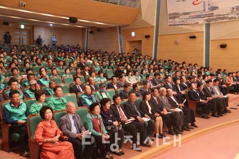 ▲ 지난 22일 새마을운동 당진시지회가 새마을운동 제창 49주년을 기념하는 제9회 새마을의 날 기념식을 열었다.