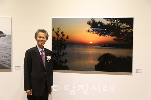 ▲ 2019 당진 올해의 사진작가로 선정된 최영근 사진작가가 당진 올해의 사진작가전 <왜목마을 일출이야기>를 지난 19일부터 25일까지 당진문예의전당 제1전시실에서 개최했다.