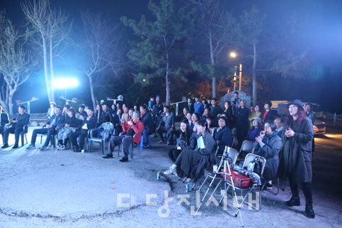 ▲ 면천읍성안 그 미술관에서 매월 셋째 주 토요일마다 야외음악회를 진행하는 가운데, 지난 20일 첫 음악회가 열렸다.