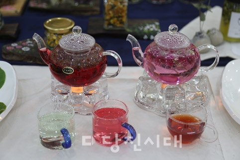 ▲ 지난 7일 당진시농업기술센터가 꽃차 소믈리에 자격증반 교육 수료식을 진행했다.