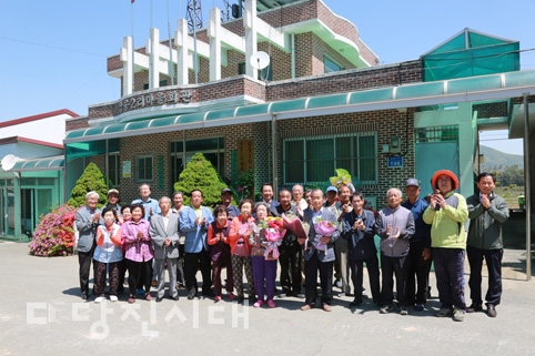 ▲ 면천면 삼웅2리 유재면 전 노인회장의 송덕비 건립기념식이 지난 7일 진행됐다.