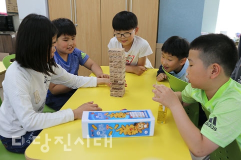▲ 방과후 돌봄시간을 활용해 젠가 놀이를 하고 있는 모습