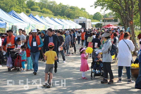 당진3동 주민자치위원회가 지난 11일 제3회 이팝나무길 걷기 및 주민화합 한마당 행사를 개최했다.