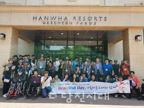 ▲ 국수나무 당진신평점이 당진시장애인복지관에서 실시한 온천문화탐방 참여 장애인들을 위해 주먹밥 세트를 후원했다.