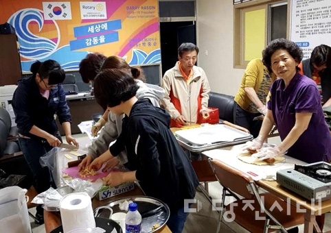 ▲ 지난달 20일 고대면 복지회관에서 퓨전 떡 만들기 첫 교육이 이뤄졌다.