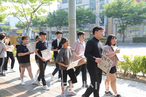 ▲ 지난달 24일 당진지역 청소년들이 청소년 기후행동 집회에 참여했다.
