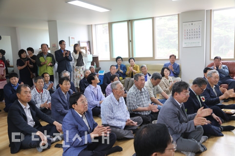 ▲ 지난 18일 송악읍 반촌2리 경로당이 새롭게 건축돼 준공식을 진행했다.