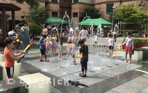 ▲ 지난해 분수대에서 물놀이 및 사생대회를 진행한 채운코아루아파트