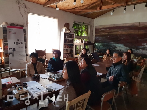 ▲ 지난해 열린 ‘사진으로 소통하다’ 프로그램 수업 장면
