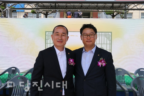 ▲ 이영진 신임회장(왼쪽)과 구본관 이임회장(오른쪽)