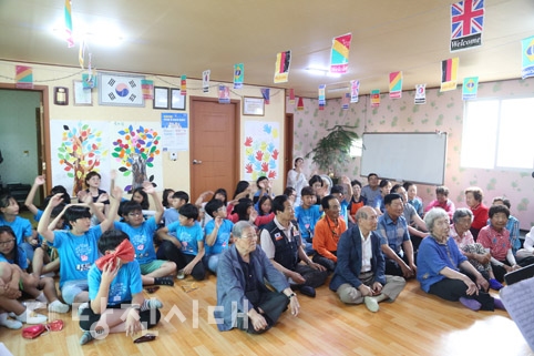▲ 고산초 학생들이 속사경로당 노인들에게 오카리나 공연을 선보이고 있다.