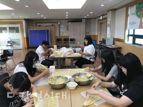 ▲ 합덕청소년문화의집의 정나눔재능단과 그투터기가 합덕세실리아요양센터에서 봉사를 실시했다.
