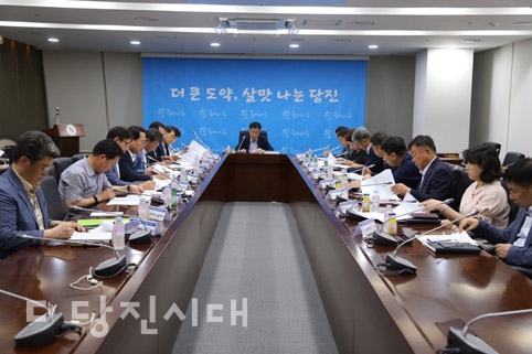 ▲ 부곡공단 지반침하 예방 대응본부가 지반침하 관련해 부서별 담당임무 추진상황과 향후 대책을 지난 11일 당진시청 소회의실에서 보고했다.
