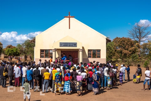 삼봉감리교회가 지난해에 이어 아프리카 모잠비크에 깐브리 잔지 삼봉교회를 건립했다. 위 사진은 지난 13일 봉헌예배를 진행한 사진