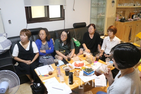 ▲ 지난달 24일 당진골방에서 공부하고 있는 내기후 회원들