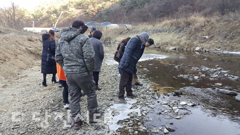 ▲ 지난해 면천면 사기소리에 위치한 승전목을 방문해 수질 상태를 확인하고 있는 모습
