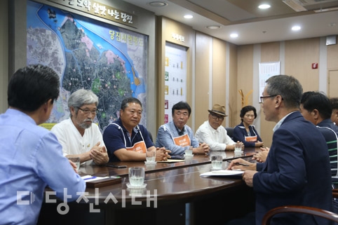 ▲ 지난달 27일 당진시 농민수당 추진위원회가 김홍장 당진시장과의 면담했다.