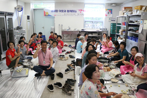 ▲ 당진시자원봉사센터 소속 밑반찬 봉사단들이 지난 4일 한가위 음식 나눔 봉사를 실시했다.