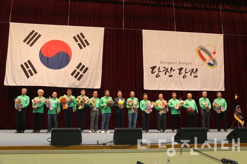 ▲ 지난 3일 (사)전국이통장연합회 당진시지회가 제15회 당진시 이통장 화합 한마음 체육대회를 진행한 가운데, 수상자들이 기념촬영을 하고 있다.