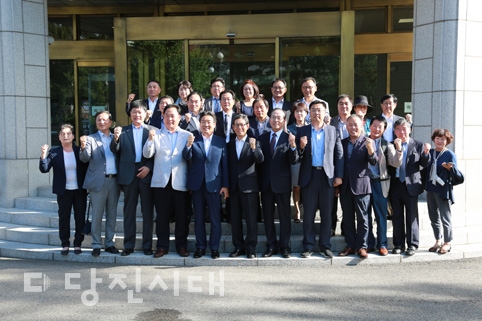 ▲ 당진평택항 매립지 관할권 분쟁과 관련해 지난 17일 헌법재판소에서 2차 변론이 진행됐다. 이날 재판 현장을 찾은 당진시 관계자 및 충남도계 및 당진땅 수호 대책위원회 회원들이 기념사진을 촬영했다.