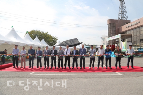 ▲ 지난 19일 석문면 삼봉4리 직거래장터 개장식이 열린 가운데, 내빈들이 테이프 컷팅을 하고 있다.
