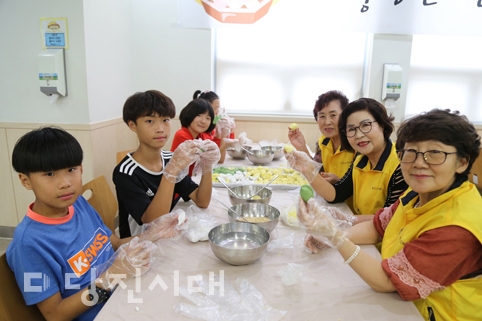 ▲ 당진시노인복지관이 추석맞이 송편 나눔 행사를 지난 9일 실시했다.