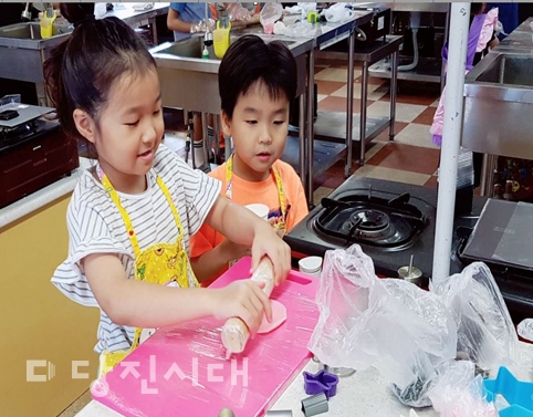 ▲ 당진시건강가정지원센터가 지난 8일 해나루요리학원에서 추석맞이 송편 만들기 행사를 진행했다.